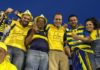 Algunos miembros de la Peña Exilio Cadista posan durante un partido con camisetas del conjunto amarillo. FPC
