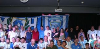 El portugués Duda, capitán del conjunto malagueño, junto a los aficionados durante el Encuentro de Peñas. Málaga CF