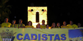 Algunos miembros de la Peña Cadista Javi Rodríguez posan con una pancarta de la agrupación. @cadistasronda