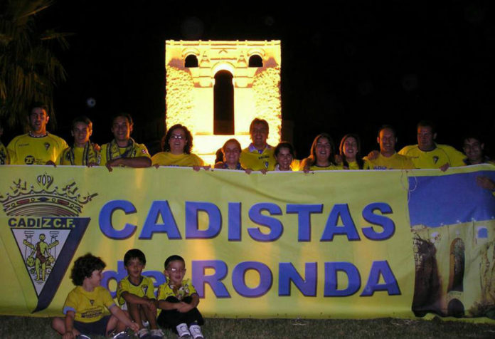 Algunos miembros de la Peña Cadista Javi Rodríguez posan con una pancarta de la agrupación. @cadistasronda