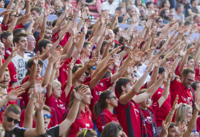Aficionados del conjunto navarro animan a sus futbolistas durante un encuentro disputado en El Sadar. CA Osasuna