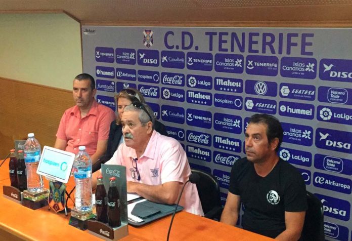 Fernando del Castillo, presidente de la Federación de Peñas, se dirige a los medios durante la rueda de prensa. CD Tenerife