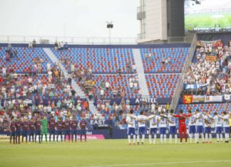 Los futbolistas de Levante y del Zaragoza durante guardan un minuto de silencio durante un reciente partido. Levante UD