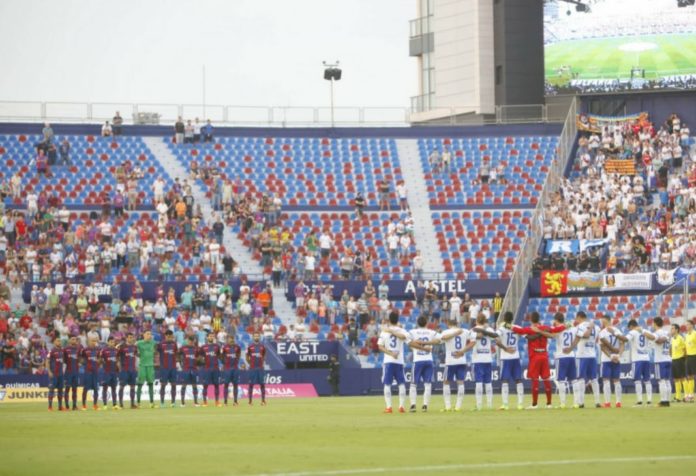 Los futbolistas de Levante y del Zaragoza durante guardan un minuto de silencio durante un reciente partido. Levante UD