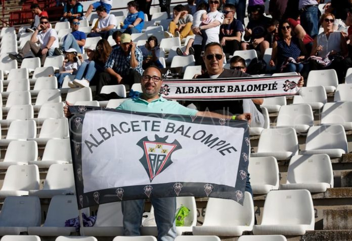 Aficionados del Albacete animan a los suyos en las gradas del Carlos Belmonte durante un partido. @VdoNoticias