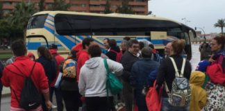 Aficionados rojiblancos se preparan para un desplazamiento en la previa a un encuentro de esta temporada. UD Almería