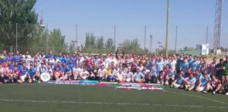 Los participantes en el V Torneo de Fútbol 7 Confederapeñas Madrid posan en el polideportivo de La Elipa. PRVMadrid
