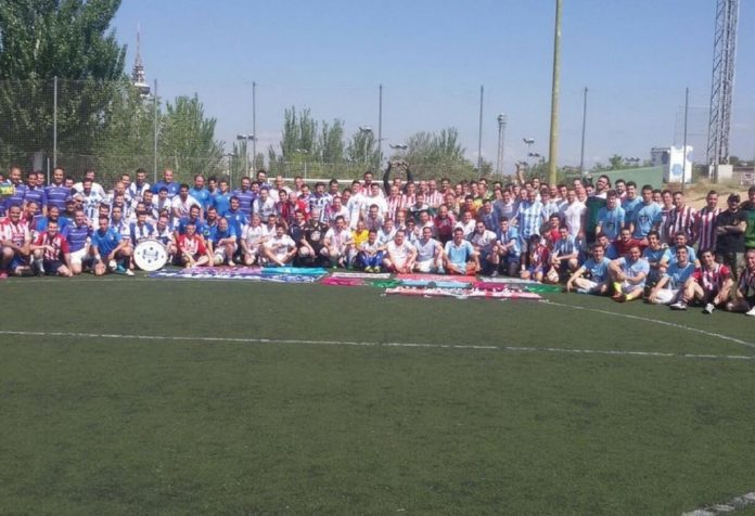 Los participantes en el V Torneo de Fútbol 7 Confederapeñas Madrid posan en el polideportivo de La Elipa. PRVMadrid