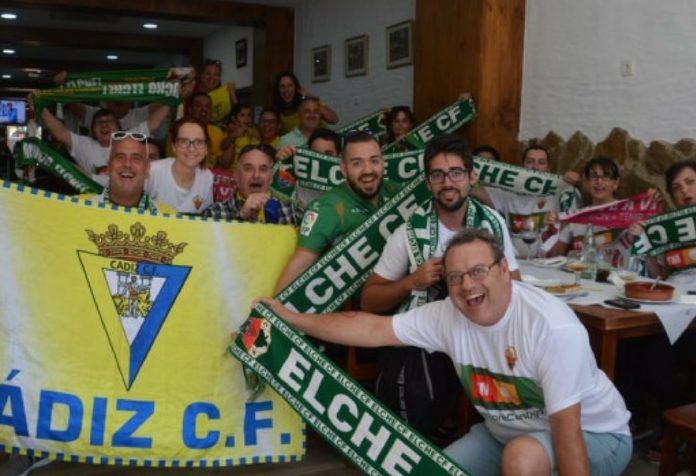 Representantes de ambas federaciones de peñas durante el acto de hermanamiento en la previa al partido. Cádiz CF