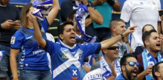 Aficionados del conjuunto blanquiazul animan durante el duelo contra el Alcorcón en Santo Domingo. CD Tenerife