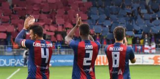 Carlos David, Melero y Jair agradecen el apoyo de la afición durante un partido disputado en El Alcoraz. SD Huesca