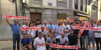 Los miembros de la Peña Sportinguista Ferrero posan con sus bufandas en el aniversario realizado en Grado. FPS