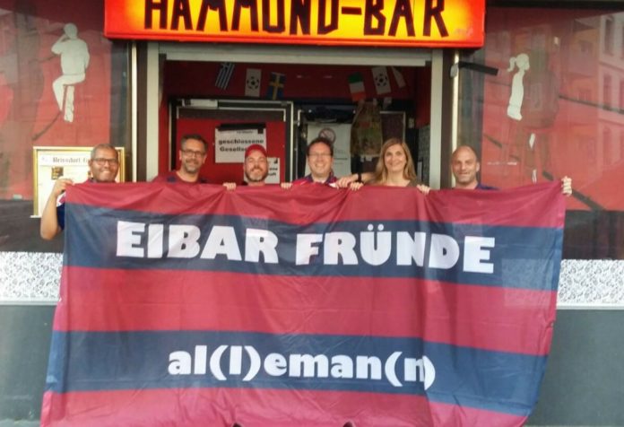 Algunos miembros de la Peña Fründe Al(l)eman(n) posan frente a su sede en el Hammond Bar de Colonia. FIPSDE