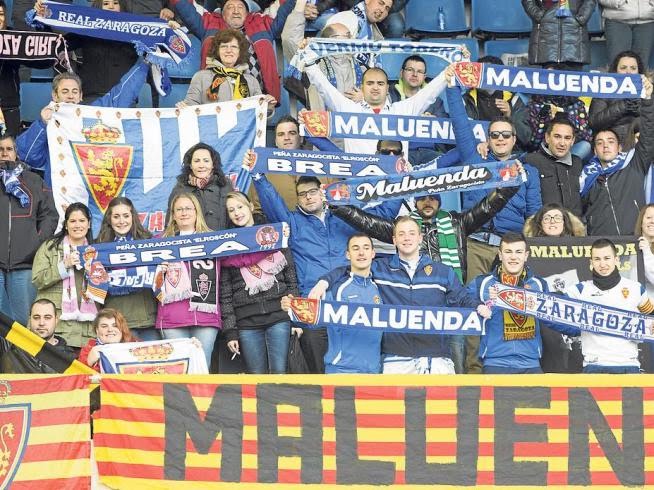 Peñistas de la Peña Maluenda animando al Real Zaragoza